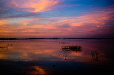 Gölde renkli ve güzel bir gün batımı.