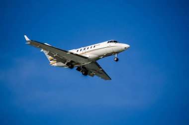 Mavi berrak gökyüzünün arka planında bir uçak