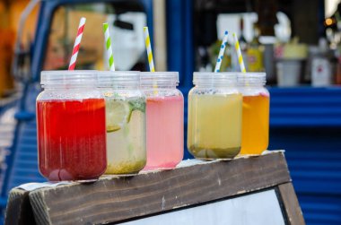 Limonatalı şişeler.