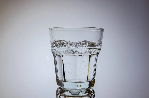 Agua Inmóvil Con Burbujas Vaso Antigua Rocas — Foto de Stock