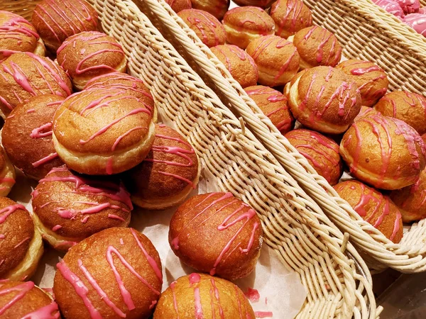 Délicieux produits de boulangerie en boulangerie — Photo