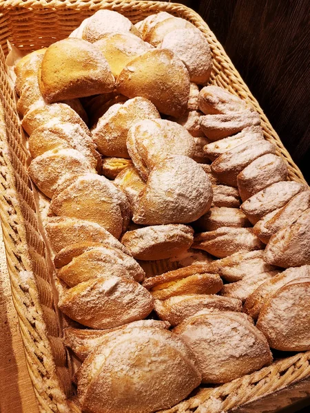 Cesta llena de pastelería recién horneada — Foto de Stock