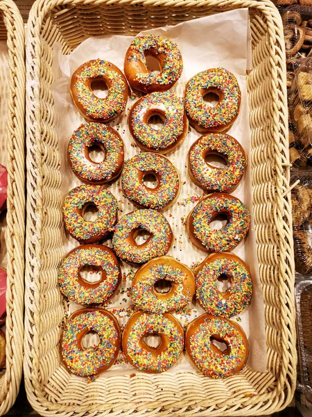 Deliciosos produtos de padaria em bakeshop — Fotografia de Stock