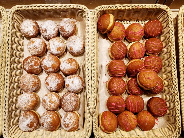 Délicieux produits de boulangerie en boulangerie — Photo