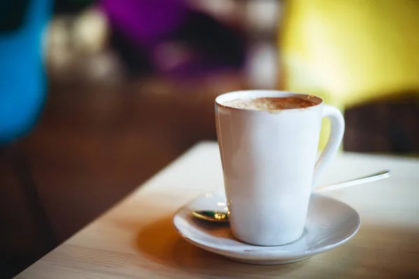 空のカフェのテーブルの上のコーヒーカップ — ストック写真