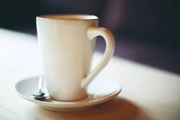 Blurred image of white coffee cup — Stock Photo, Image