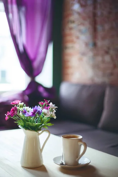 Koffie kopje op de tafel in een leeg café — Stockfoto