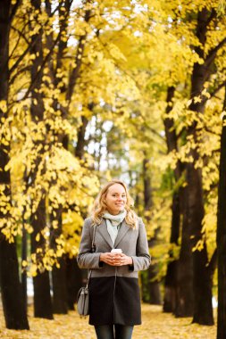 Aktif kendinden emin kadın açık havada yürüyüş