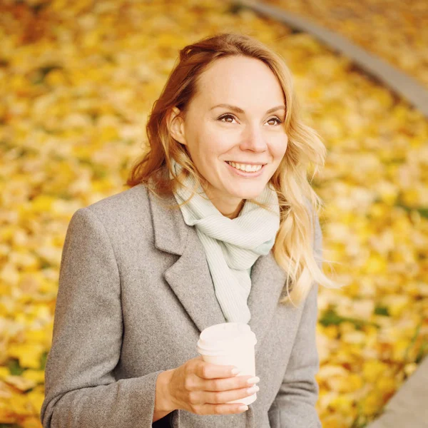 Gelukkige creatieve vrouw in de herfst zonnige dag — Stockfoto