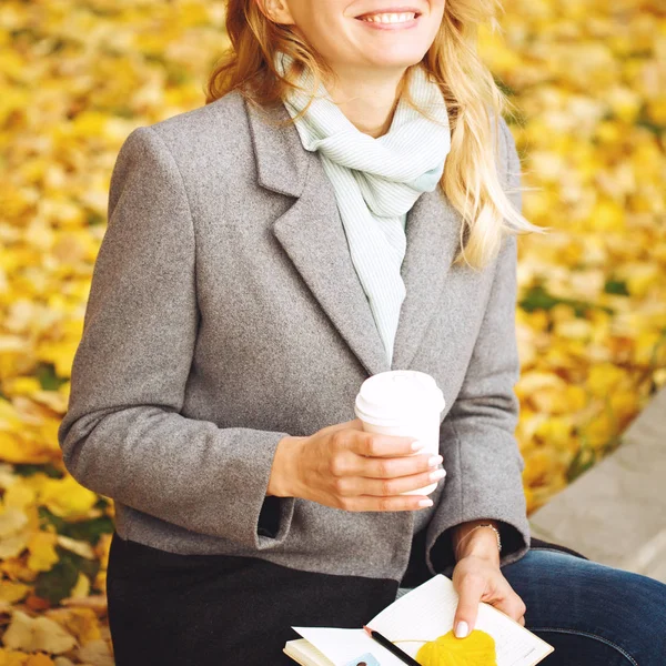 Mulher criativa feliz no outono dia ensolarado — Fotografia de Stock