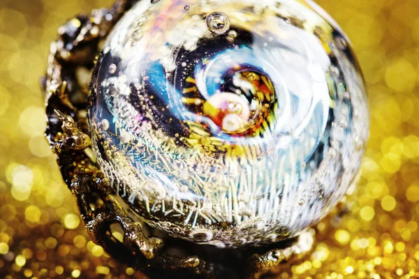 Boncuk içinde evren ile camdan yapılmış yaratıcı takı — Stok fotoğraf