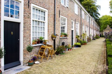 Breda, Hollanda'da Beguinage binaları ve bahçesi