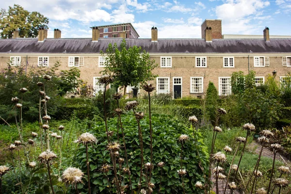 Gebouwen en tuin van het Begijnhof te Breda, Nederland — Stockfoto