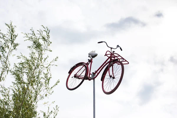 Vintage vélo mis comme un objet d'art à l'extérieur — Photo