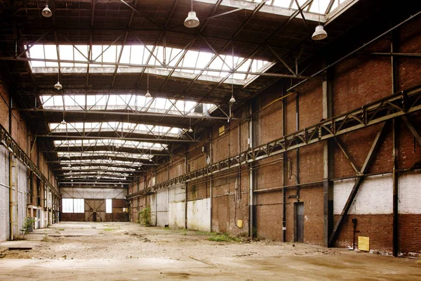 Abbandonato vuoto vecchia fabbrica officina interno — Foto Stock
