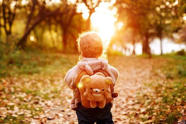 Pequeño niño caminando en el parque al atardecer — Foto de Stock