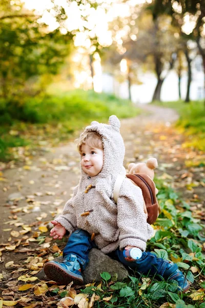 Lindo niño en la naturaleza — Foto de Stock