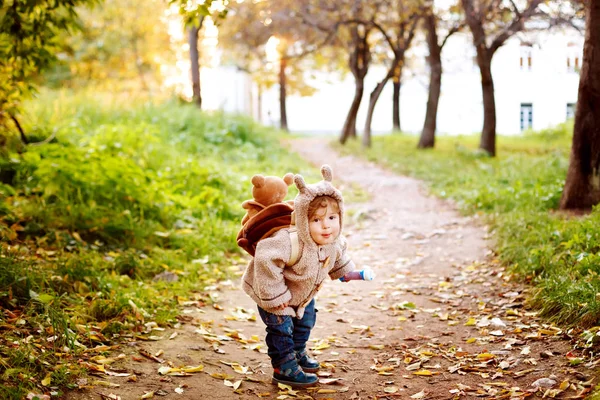 Aranyos kisgyermek meleg ruhát szórakozás a parkban arany fa — Stock Fotó