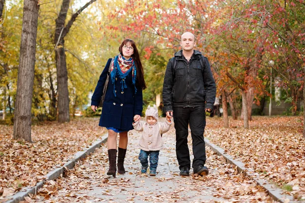 Familia con un pequeño niño andando —  Fotos de Stock