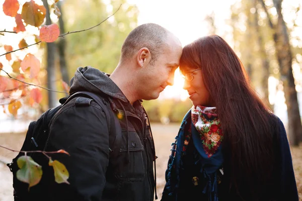 Casal amoroso no parque de outono juntos — Fotografia de Stock