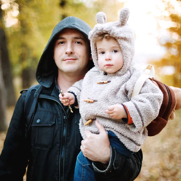 Junger Vater hält seinen kleinen Sohn — Stockfoto