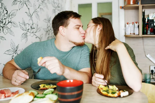 Young Candid Family Eating Omelette Eggs Breakfast Home Apartment Happy — Stock Photo, Image