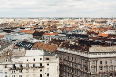 Budapeşte şehrinin farklı mimari tarzlarıyla hava manzarası. Budapeşte, Hungury 'nin başkentidir..