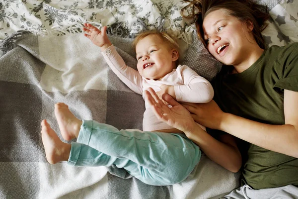 Giovane Madre Sorridente Felice Sviluppa Suo Bambino Carino Letto Tempo — Foto Stock