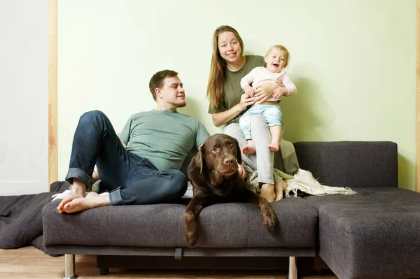 Junge Glückliche Familie Mit Kleinem Kleinkind Und Hund Labrador Retriever — Stockfoto