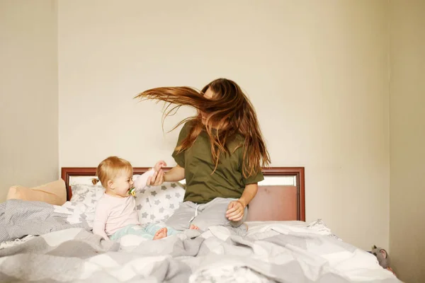 Mutlu Aile Rutini Anne Kız Sabah Yatak Odasında Eğleniyorlar — Stok fotoğraf