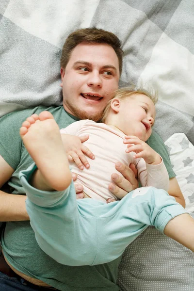 Любящий Красивый Молодой Отец Обнимает Свою Маленькую Дочку Веселится Дома — стоковое фото