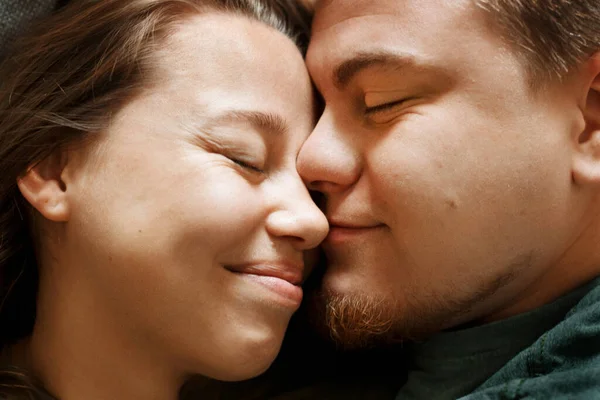 Emotionales Porträt Eines Liebevoll Lächelnden Küssenden Paares Nahaufnahme Junge Liebevolle — Stockfoto