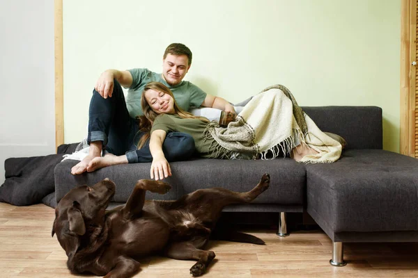 Pasangan Bahagia Dalam Pakaian Santai Merangkul Wanita Berbaring Lutut Pria — Stok Foto