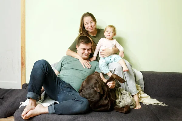 Junge Glückliche Familie Mit Kleinem Kleinkind Und Hund Labrador Retriever — Stockfoto
