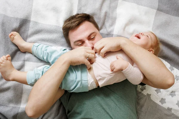 Visão Superior Jovem Pai Afetuoso Segurando Seu Filho Bebê Rindo — Fotografia de Stock
