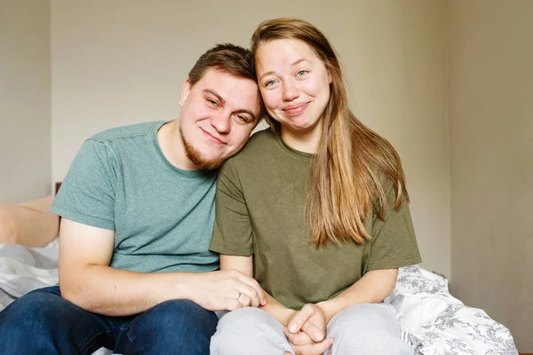 Trött Vackert Gift Par Casual Kläder Sitter Hemma Tillsammans Lockgryningen — Stockfoto