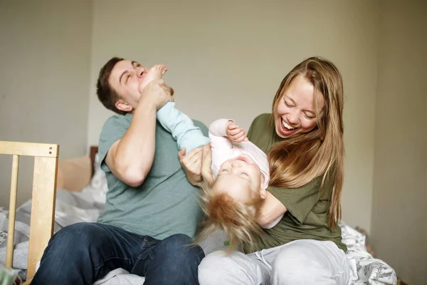 Familia Joven Feliz Ropa Casual Casa Padres Jóvenes Jugando Con — Foto de Stock