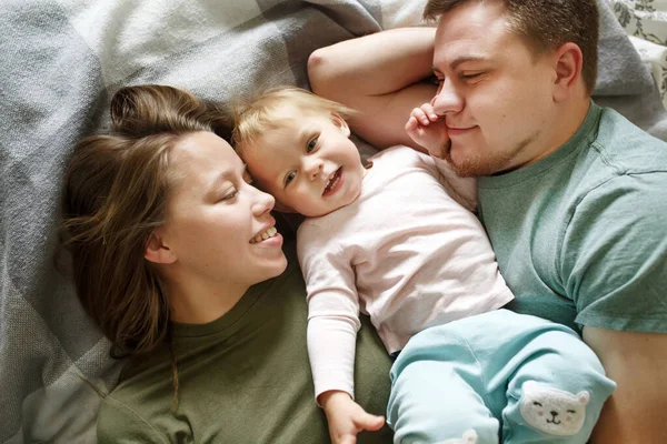 Visão Superior Família Feliz Cama Pela Manhã Roupas Casuais Jovens — Fotografia de Stock