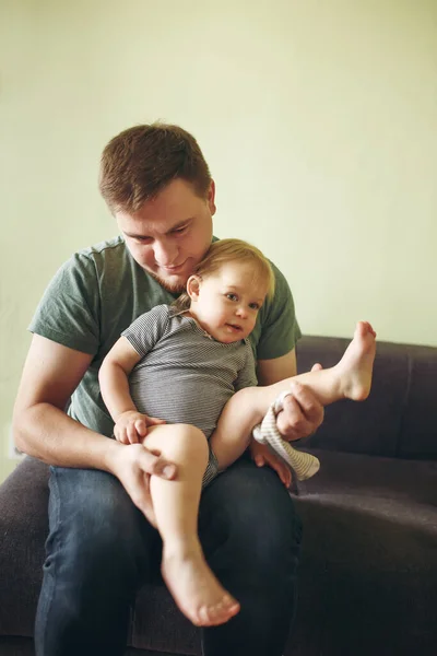 Jovem Bonito Pai Papai Vestir Seu Bebê Bonito Criança Menina — Fotografia de Stock