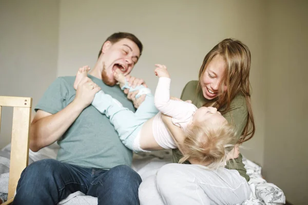 Glückliche Junge Familie Lässiger Kleidung Hause Junge Eltern Spielen Mit — Stockfoto