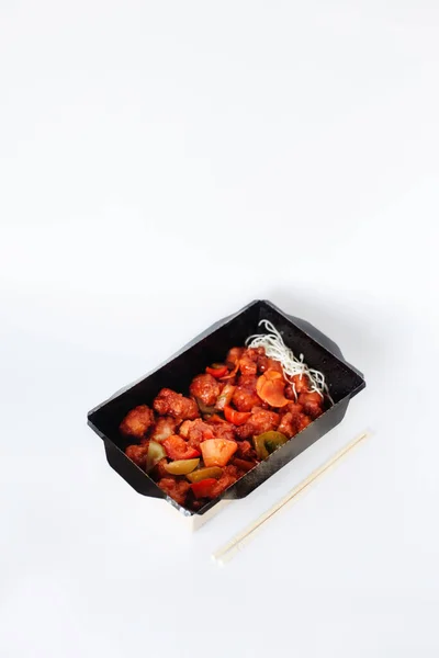 Pedaços Frango Com Páprica Vermelha Molho Azedo Doce Comida Chinesa — Fotografia de Stock