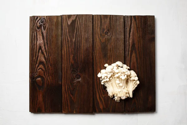 金银花 金银花 食用菌在日本菜中很流行 一堆堆白色的小蘑菇放在木制的褐色背景上 有复制的空间 — 图库照片