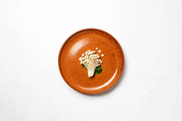 金银花 金银花 食用菌在日本菜中很流行 透视图上的陶瓷盘上盛满了白色的小蘑菇 — 图库照片
