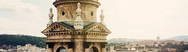位于匈牙利布达佩斯市景观上方的小塔楼之一圣史提芬大教堂 从观光平台上俯瞰 19世纪的建筑 匈牙利最重要的教堂建筑 — 图库照片