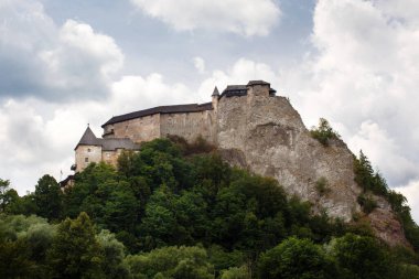 Orava Kalesi 'nin Slovakya' daki Oravsky Podzamok köyündeki Orava Nehri üzerindeki yüksek bir kayanın manzarası 