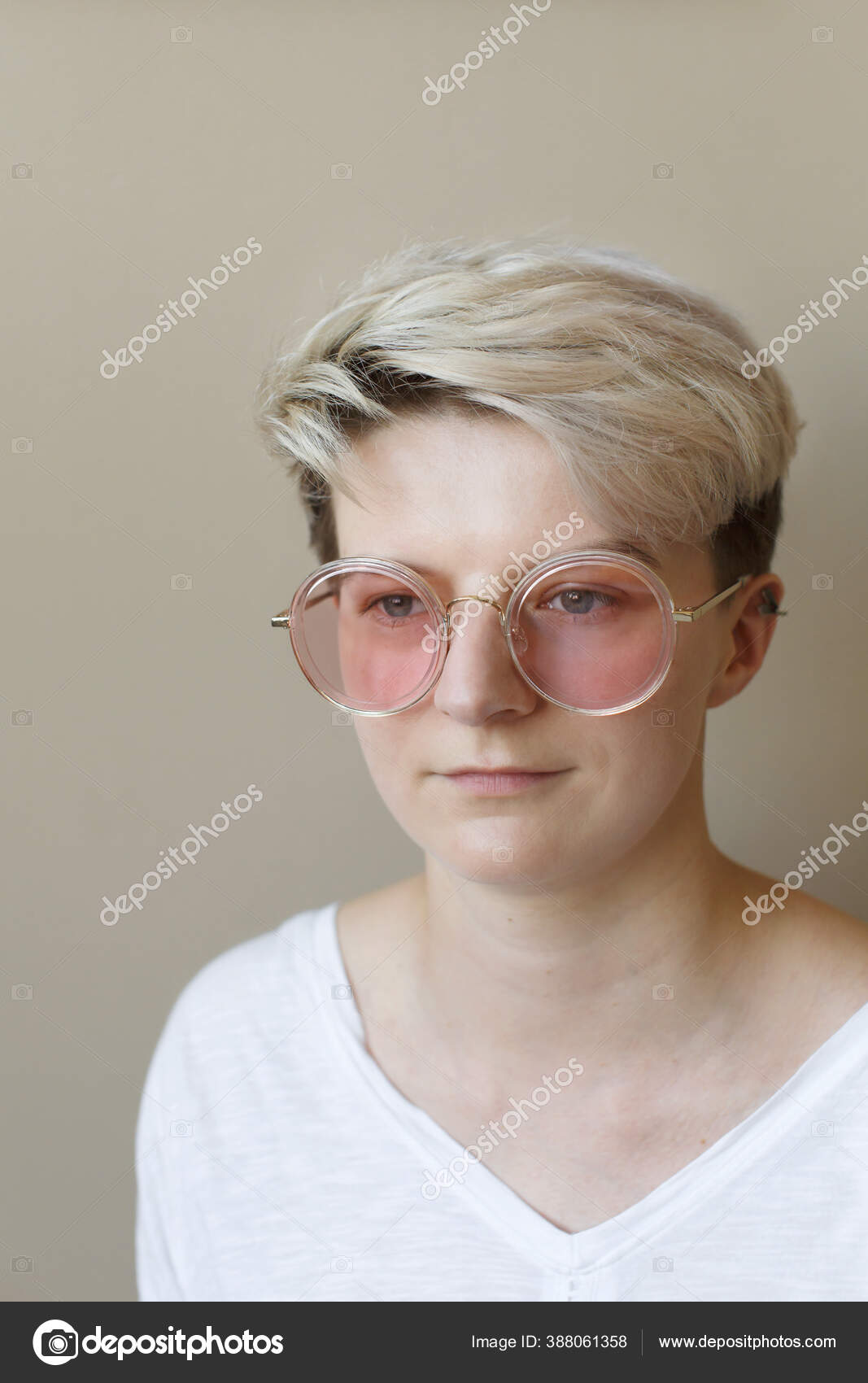 Retrato Cerca Una Joven Mujer Moda Con Corte Pelo Corto Fotos De Stock C Dariazu 388061358