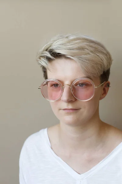 Retrato Cerca Una Joven Mujer Moda Con Corte Pelo Corto —  Fotos de Stock