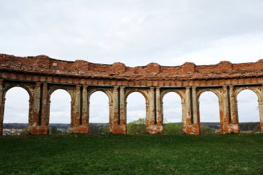 Ruzhany Sarayı, Pruzhany Bölgesi, Brest Bölgesi, Batı Belarus, Solucan Kanadı manzaralı, Sapieha 'nın yıkık dökük binası. 