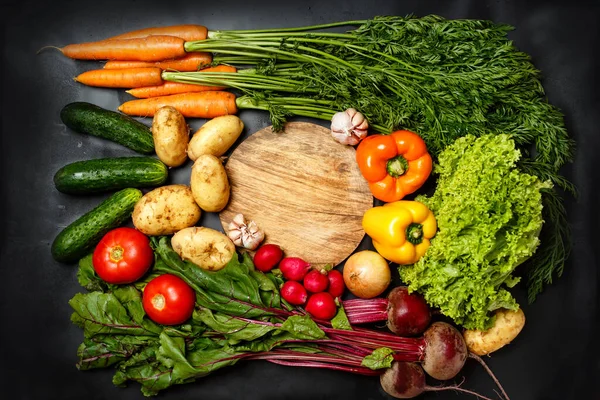 Marco Hecho Verduras Frescas Surtidas Sobre Fondo Negro Oscuro Alrededor —  Fotos de Stock