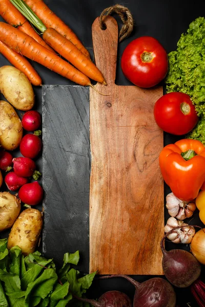 Cadre Légumes Frais Mûrs Sur Fond Noir Foncé Autour Planche — Photo